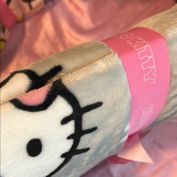 Hello Kitty Gray and Pink Fleece Blanket - Picture 2 of 3